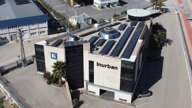 Placas solares instaladas en la cubierta de Inurban