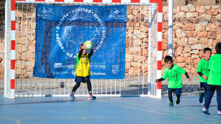 Niños participando en una iniciativa deportiva patrocinada por Inurban